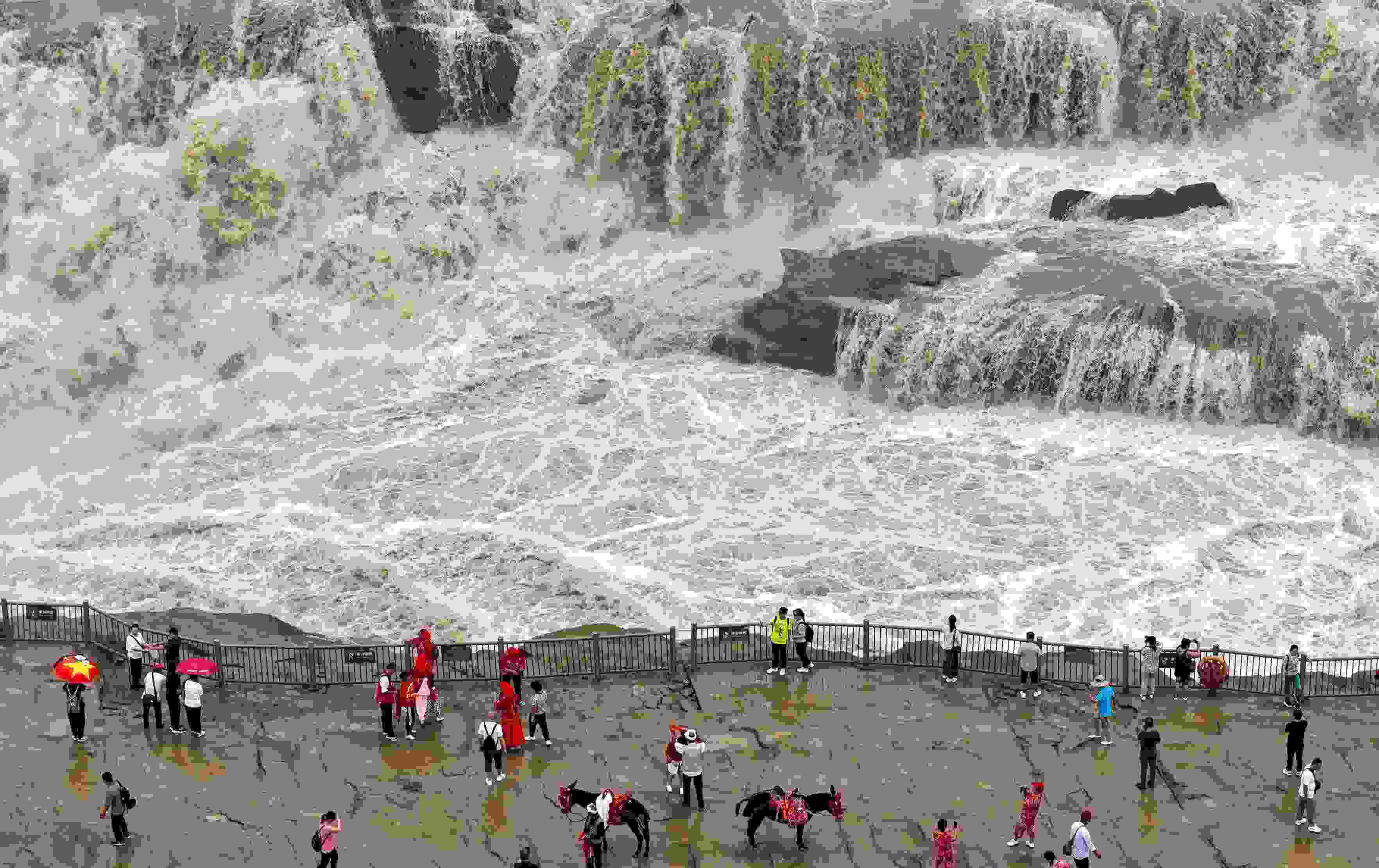 △2024年9月，游客在黃河壺口瀑布景區(qū)游覽。