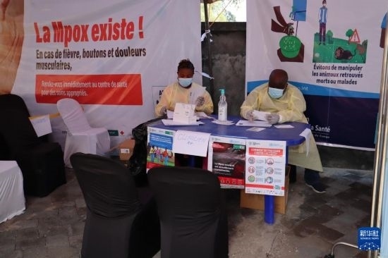 10月5日，在剛果（金）北基伍省首府戈馬市一座醫(yī)院內，醫(yī)護人員核對接種猴痘疫苗人員信息。新華社發(fā)（阿蘭·烏亞卡尼攝）