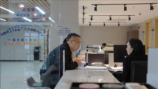 浙江省臺州市辦事群眾在政務(wù)服務(wù)中心咨詢業(yè)務(wù)辦理相關(guān)問題。圖片來源：人民網(wǎng)浙江頻道