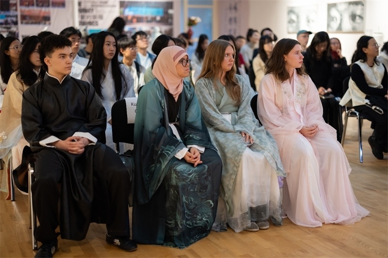 參加《時(shí)光流韻·中國戲劇藝術(shù)服飾展》的中國文化愛好者。 斯德哥爾摩中國文化中心供圖