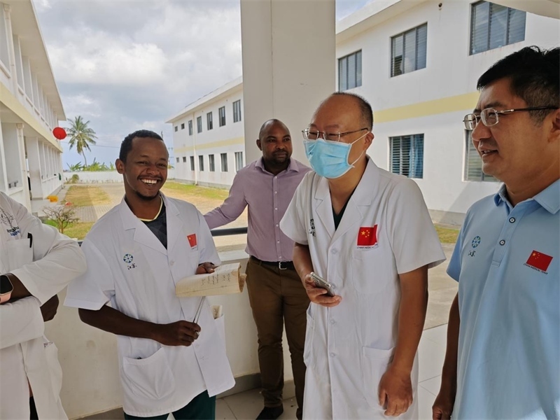 中桑醫(yī)護(hù)人員合作愉快。中國(guó)援桑醫(yī)療隊(duì) 供圖