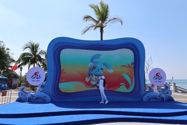 第12棒火炬手“點燃”現(xiàn)場大屏幕上運動會吉祥物“吉貝”手中的火炬。主辦方供圖