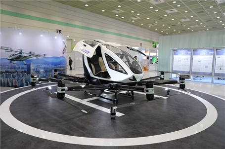 “智慧生活周”博覽會上展出的低空飛行器。人民網(wǎng)記者 莽九晨攝