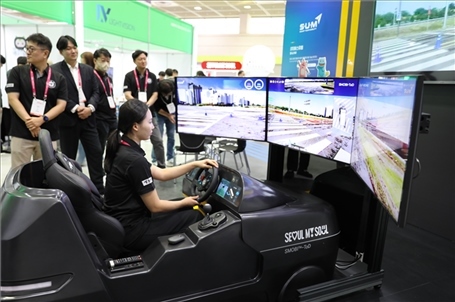 “智慧生活周”博覽會上展示的模擬駕駛系統(tǒng)。人民網(wǎng)記者 莽九晨攝
