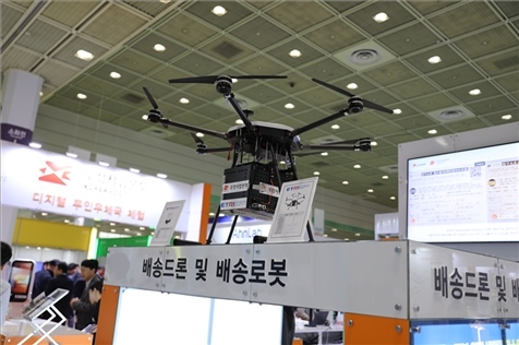 “智慧生活周”博覽會上展出的快遞無人機。人民網(wǎng)記者 莽九晨攝
