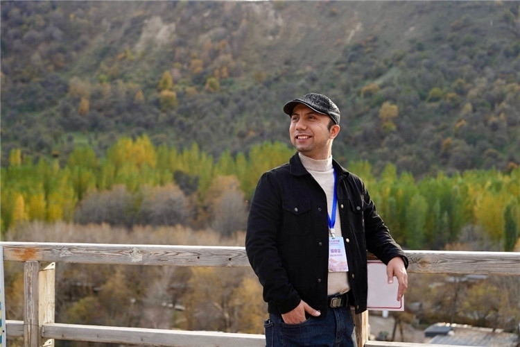 阿布德吾力參加“萬(wàn)人說(shuō)新疆”優(yōu)秀作者媒體行活動(dòng)留影。受訪(fǎng)者供圖