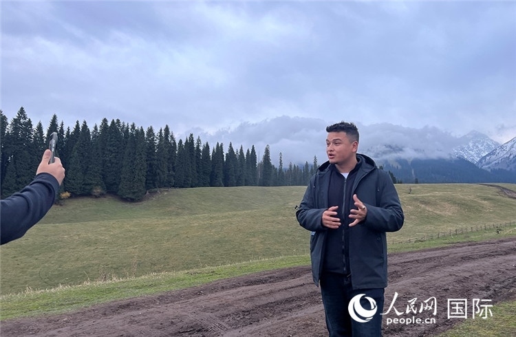 在庫(kù)爾德寧，吾買(mǎi)爾江被雪山美景震撼，即興錄制了短視頻作品。人民網(wǎng)記者曾書(shū)柔攝