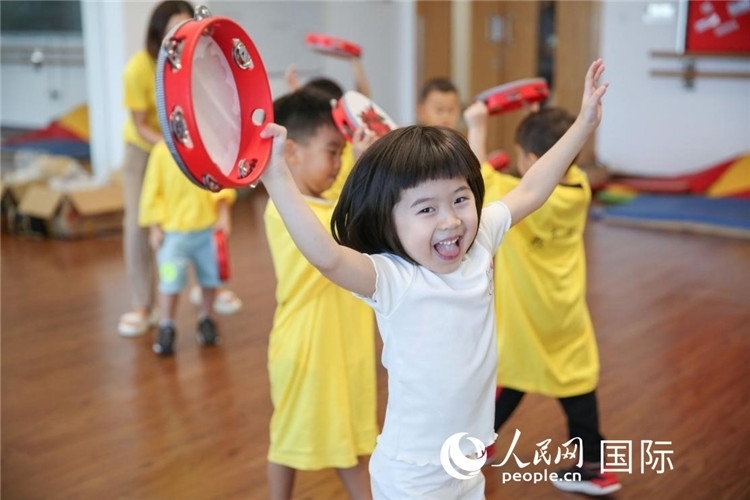 一名華裔兒童在參加音樂課程。人民網(wǎng)中東中心分社塔里克·易卜拉欣攝