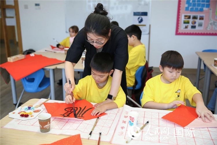 書法課場景。人民網(wǎng)中東中心分社塔里克·易卜拉欣攝