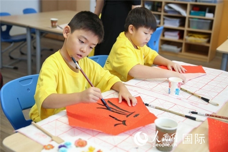 書法課。人民網(wǎng)中東中心分社塔里克·易卜拉欣攝