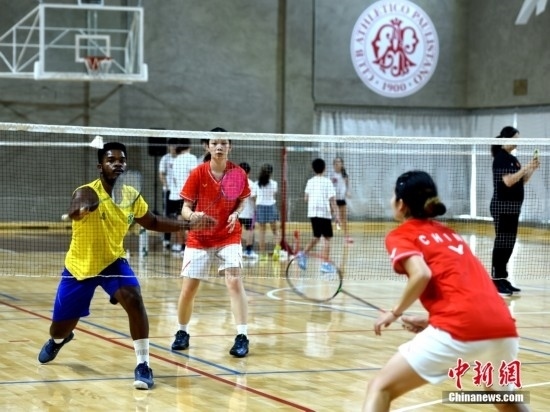 當(dāng)?shù)貢r間10月12日，巴西圣保羅，中國高校羽毛球代表團和巴西羽毛球協(xié)會運動員切磋球技。 