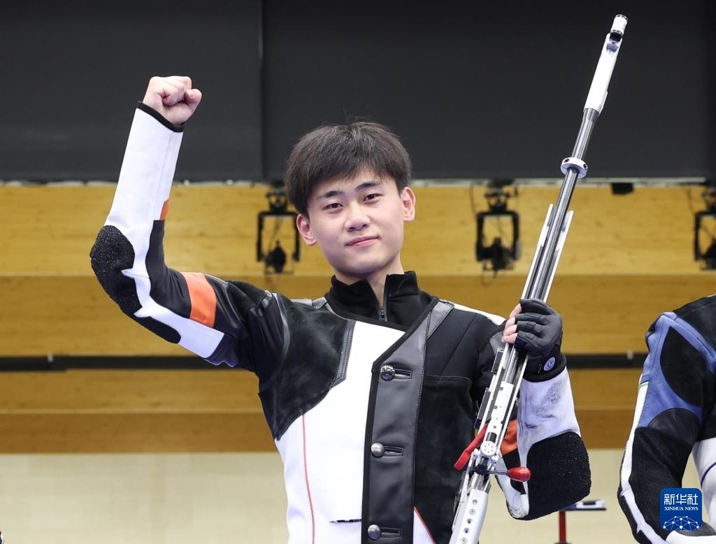 8月1日，在法國(guó)沙托魯舉行的巴黎奧運(yùn)會(huì)射擊男子50米步槍三姿決賽中，中國(guó)選手劉宇坤奪得冠軍。圖為劉宇坤在奪冠后慶祝。新華社記者 張帆 攝