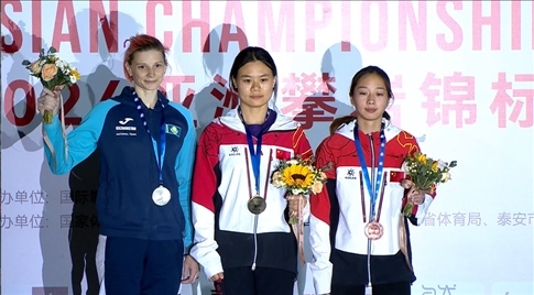 女子速度項(xiàng)目蒙世雪（中）奪冠，周婭菲（右）獲季軍。主辦方供圖