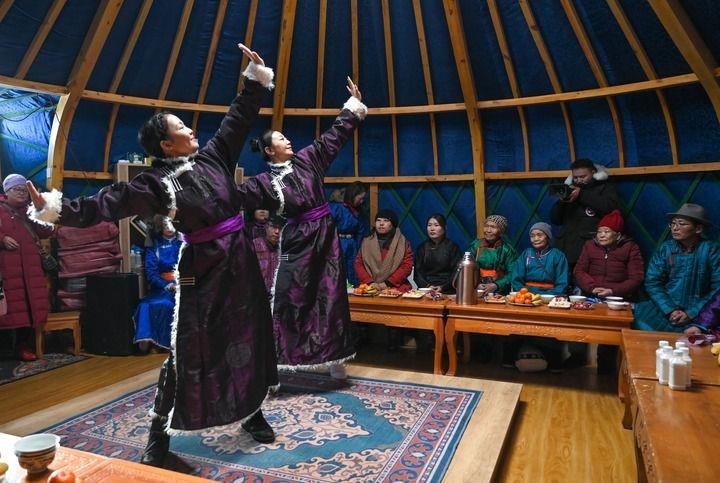 2023年12月21日，烏蘭牧騎隊(duì)員在內(nèi)蒙古阿其圖烏拉蘇木進(jìn)行舞蹈表演。