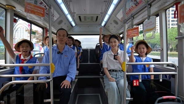 江蘇省太倉(cāng)市總工會(huì)舉行“坐上勞模‘專線’跟著榜樣看太倉(cāng)”直播活動(dòng)。江蘇省總工會(huì)供圖