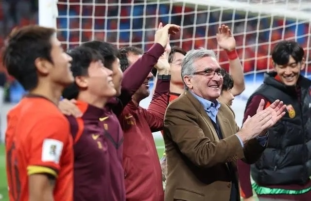 10月15日晚，國足主教練伊萬科維奇（前右）賽后向觀眾致意。新華社記者 胡星宇攝