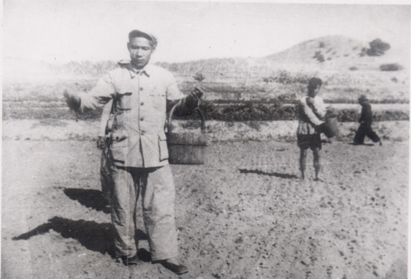 谷文昌（左）在田間與農(nóng)民一起勞動（資料照片）。