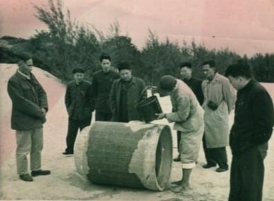 谷文昌（左一）與工程技術(shù)人員解決地下水供給（資料照片）。谷文昌帶領(lǐng)群眾修建了22座水庫和705處永久性水利工程，緩解了東山縣水資源極度缺乏的難題。