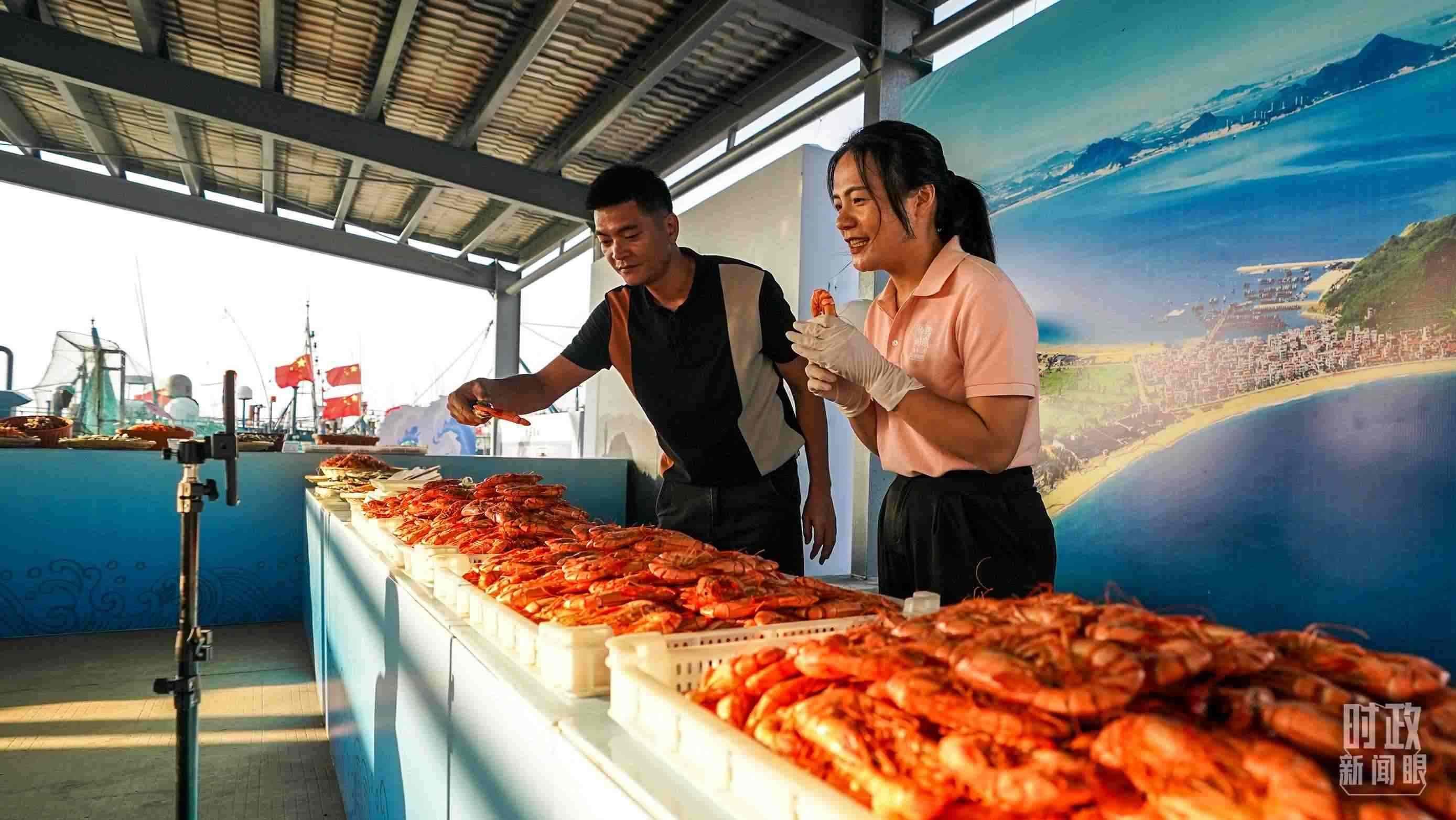 △正在直播賣貨的澳角村村民。（總臺記者李晉拍攝）