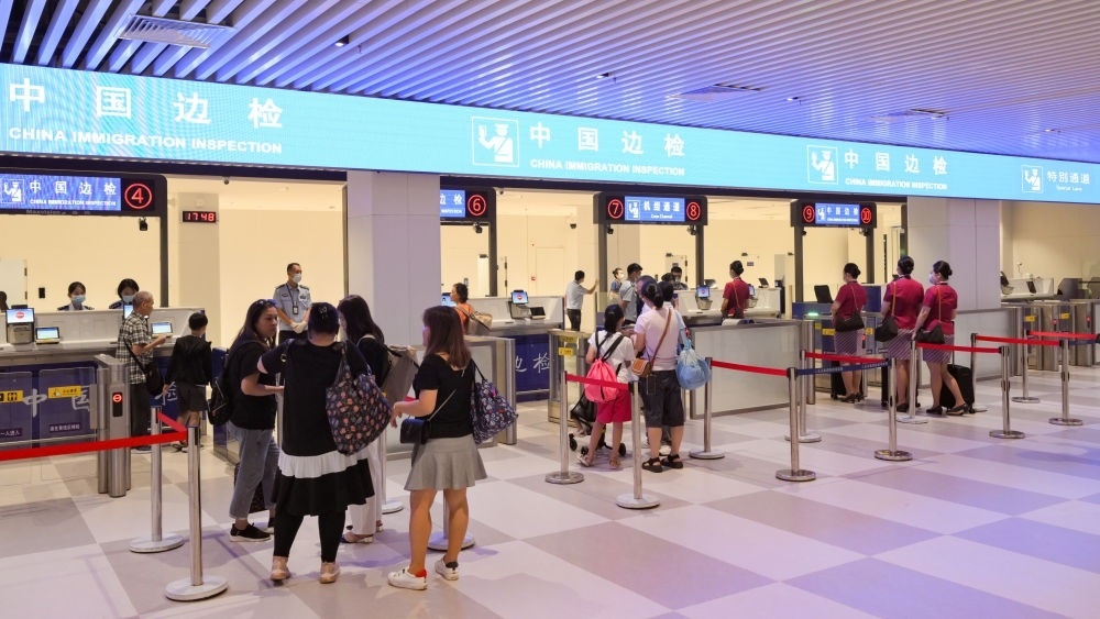 2023年7月26日，旅客在三亞鳳凰國(guó)際機(jī)場(chǎng)國(guó)際航站樓有序通關(guān)。三亞鳳凰國(guó)際機(jī)場(chǎng)國(guó)際航站樓改擴(kuò)建項(xiàng)目主體工程已于2023年7月1日完工并投入使用，該項(xiàng)目是海南自貿(mào)港首個(gè)主體工程完工并投入使用的封關(guān)運(yùn)作項(xiàng)目。《海南自由貿(mào)易港建設(shè)總體方案》明確，海南將在2025年前適時(shí)啟動(dòng)全島封關(guān)運(yùn)作。