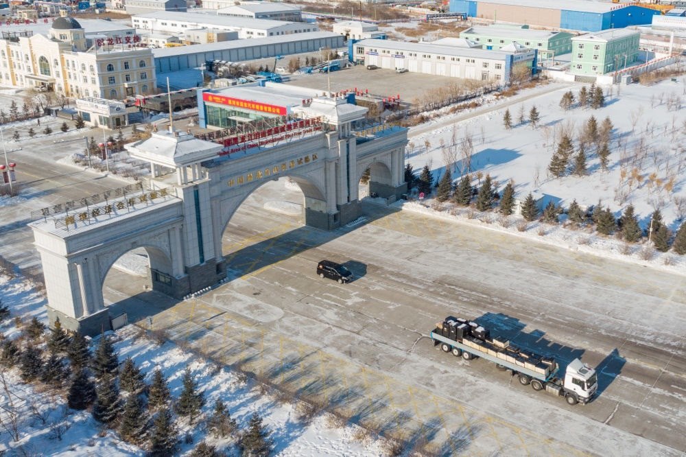 這是中國(guó)（黑龍江）自由貿(mào)易試驗(yàn)區(qū)黑河片區(qū)（2024年1月31日攝，無人機(jī)照片）。2023年，該自貿(mào)片區(qū)外貿(mào)進(jìn)出口總值達(dá)244.82億元，實(shí)現(xiàn)增幅56.9%，引進(jìn)外資企業(yè)16家，直接利用外資127.3萬美元，同比增長(zhǎng)27.3%。