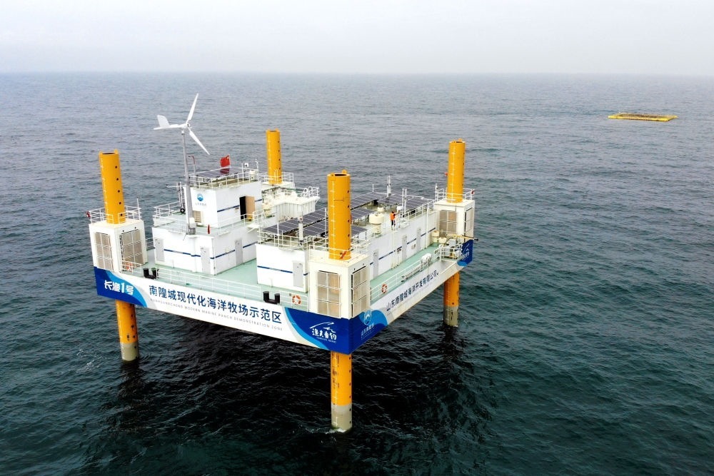 這是應(yīng)用5G技術(shù)的山東長(zhǎng)島綜合試驗(yàn)區(qū)南隍城國(guó)家級(jí)海洋牧場(chǎng)示范區(qū)海上平臺(tái)（2020年8月8日攝，無人機(jī)照片）。中國(guó)（山東）自由貿(mào)易試驗(yàn)區(qū)設(shè)立以來，一系列大膽試、大膽闖、自主改的政策逐步落實(shí)，制度創(chuàng)新打通堵點(diǎn)、釋放活力，成為深化對(duì)外開放、發(fā)展海洋經(jīng)濟(jì)的重要抓手。