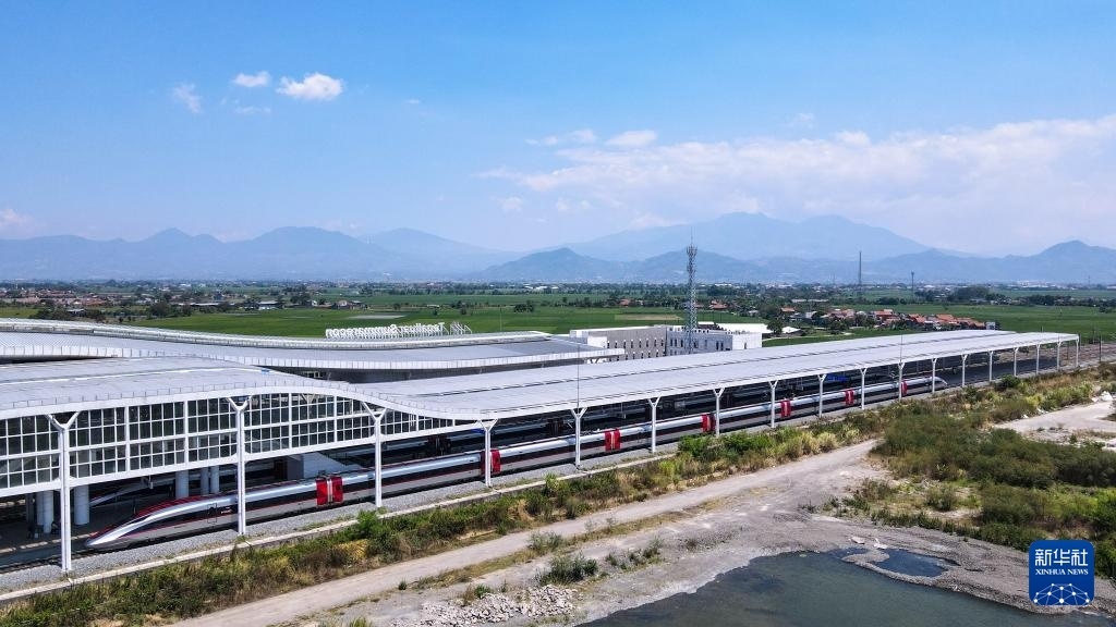 9月13日，在印度尼西亞萬隆德卡魯爾站，雅萬高鐵高速動車組列車?？吭谡九_上（無人機照片）。新華社記者 徐欽 攝