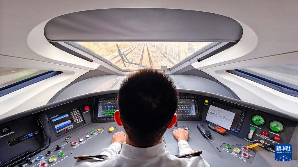 9月12日，司機駕駛高速動車組列車行駛在雅萬高鐵上（手機照片）。新華社記者 徐欽 攝