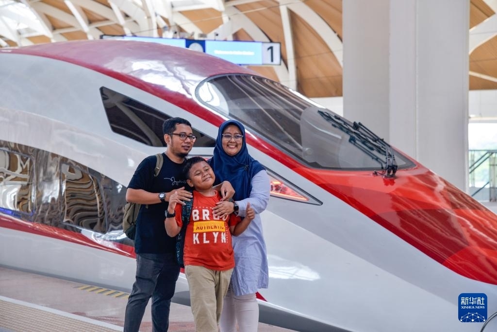 4月17日，在印度尼西亞雅加達哈利姆站站臺，乘客和雅萬高鐵高速動車組列車合影。新華社記者 徐欽 攝
