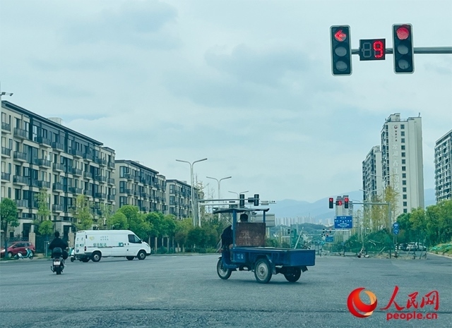 長富大道與文化中心東路三岔路口車輛混行（9月19日拍攝）。人民網(wǎng)記者 帥筠攝