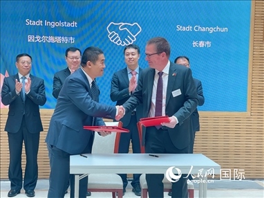 （10月16日，第十屆巴伐利亞中國日在慕尼黑舉行。圖為簽約儀式現(xiàn)場。人民網(wǎng)記者劉赫攝）