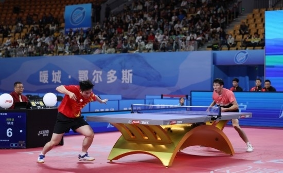 10月18日，上海隊(duì)選手樊振東（左）在單打比賽中發(fā)球。他3:2戰(zhàn)勝福建隊(duì)選手程靖淇。新華社記者 王楷焱 攝