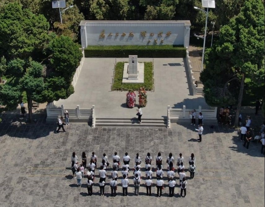 2021年6月24日，參觀者在位于河南省蘭考縣的焦裕祿紀念園瞻仰焦裕祿烈士墓（無人機照片）。新華社記者 李安 攝