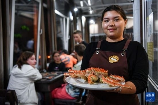 9月2日，俄羅斯符拉迪沃斯托克一家餐館的服務(wù)員在展示帝王蟹。新華社記者 曹陽 攝