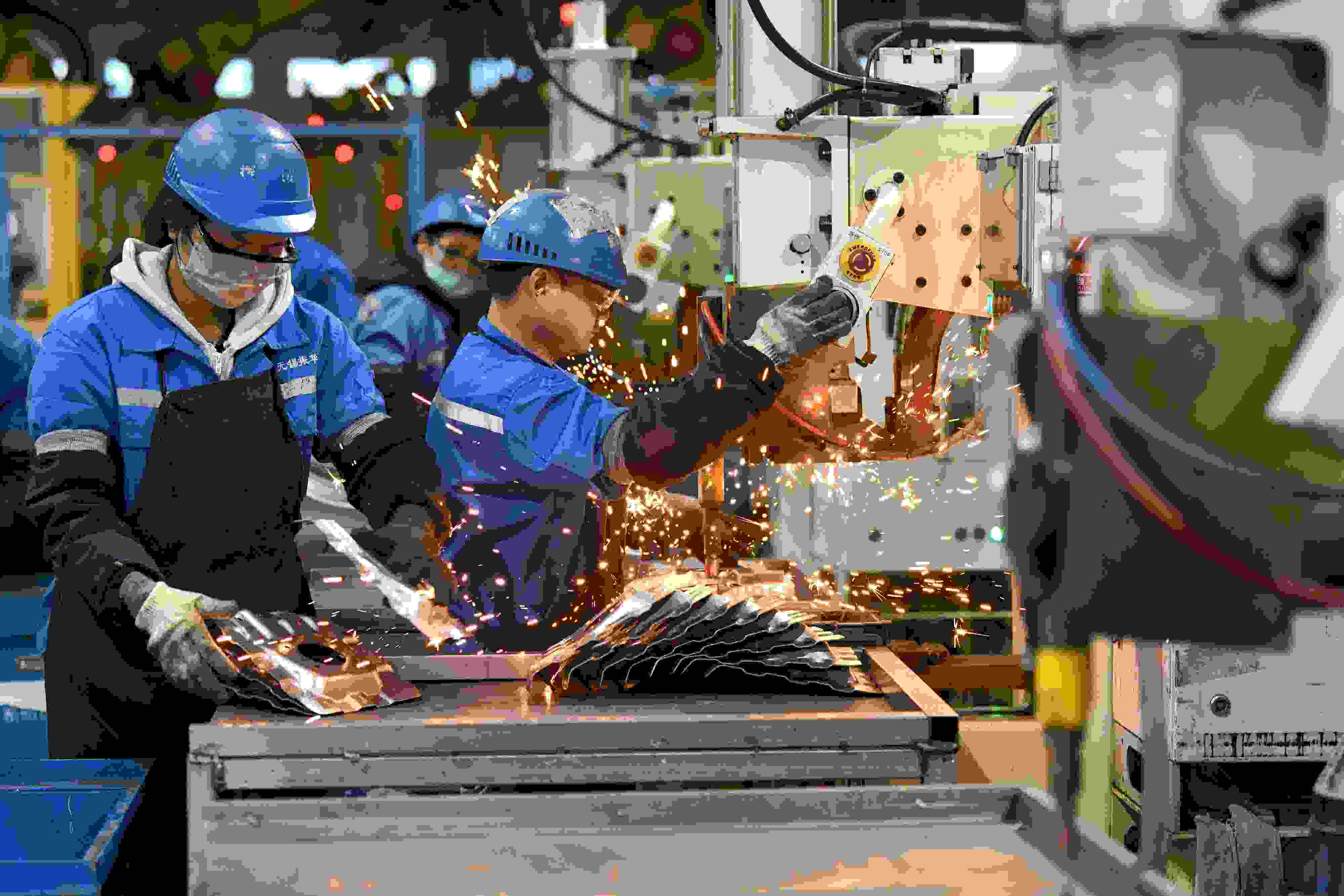 2023年2月7日，福建省寧德市蕉城區(qū)一家汽車零部件生產(chǎn)企業(yè)的生產(chǎn)線上一派繁忙景象。