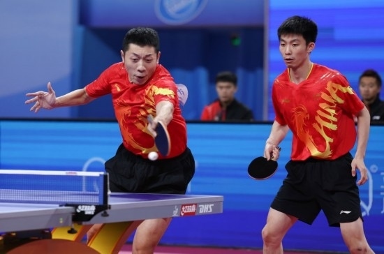 10月18日，上海隊(duì)組合許昕（左）/周愷在雙打比賽中。他們3:0戰(zhàn)勝福建隊(duì)組合曾蓓勛/陳俊菘。新華社記者 王楷焱 攝
