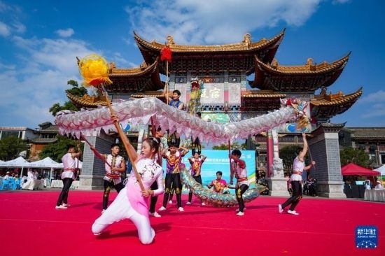 10月19日，四川師范大學(xué)舞龍隊(duì)在傳統(tǒng)舞龍項(xiàng)目中比賽，最終他們獲得該項(xiàng)目銀獎(jiǎng)。