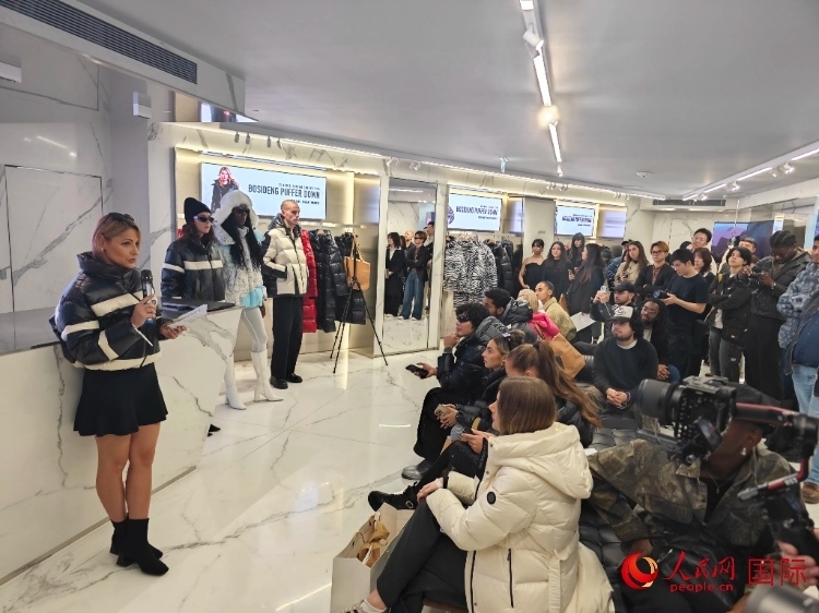 英國(guó)時(shí)尚博主分享自己的穿搭心得。人民網(wǎng)記者 邢雪攝