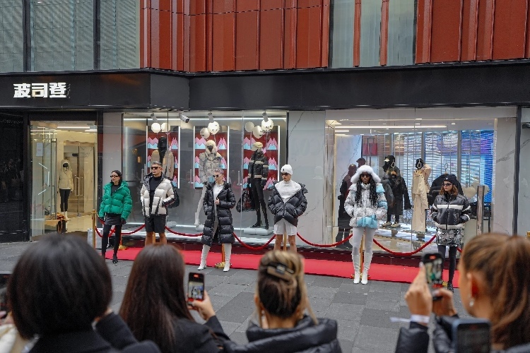 模特在波司登倫敦旗艦店門(mén)前展示新款羽絨服。主辦方供圖