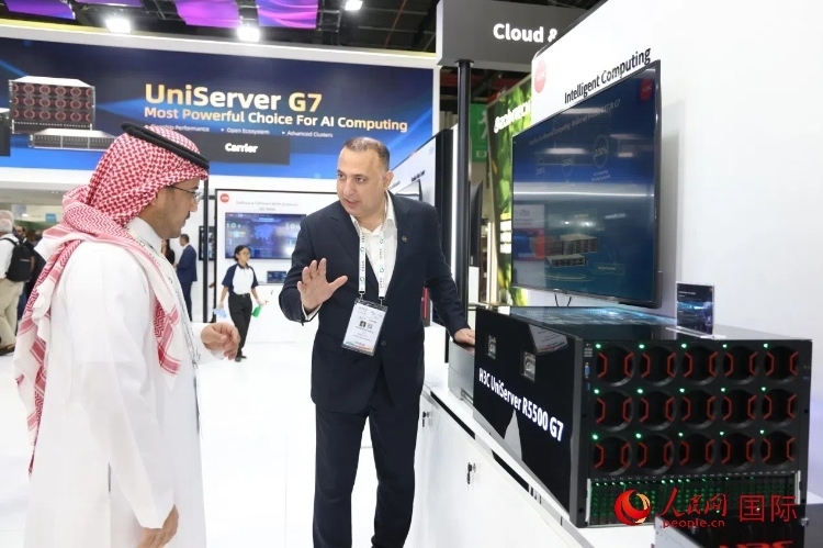 觀眾了解新華三集團(tuán)展示的最新服務(wù)器產(chǎn)品。人民網(wǎng)記者 任皓宇攝