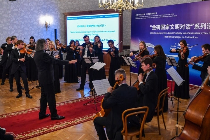 2024年9月24日，在俄羅斯喀山，俄羅斯喀山室內(nèi)樂團演奏傳統(tǒng)曲目。“金磚國家文明對話”系列活動24日在俄羅斯喀山舉行，來自中國、俄羅斯、巴西、印度、南非、伊朗等金磚國家的相關(guān)機構(gòu)、各領(lǐng)域?qū)＜覍W(xué)者及青年代表等300多人參加。新華社記者 曹陽 攝