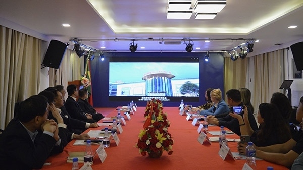 當(dāng)?shù)貢r(shí)間10月22日，山東省臨沂市代表團(tuán)訪問巴西華人文化交流協(xié)會會館，并舉行中國（臨沂）—巴西（里約）合作交流會。巴西華人文化交流協(xié)會供圖