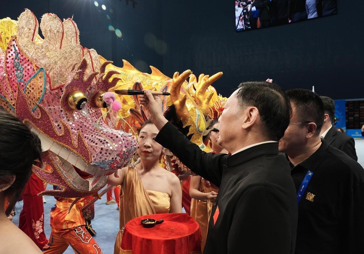 出席開賽儀式的領(lǐng)導及嘉賓共同為參賽龍獅隊點睛。（受訪者供圖）