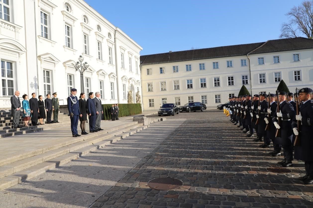 新任中國駐德國大使鄧洪波向德國總統(tǒng)施泰因邁爾遞交國書。中國駐德國大使館供圖