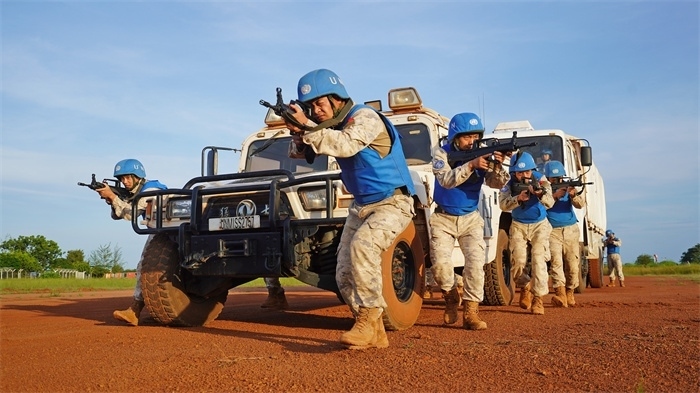 應急分隊戰(zhàn)術行進。張洪奧攝