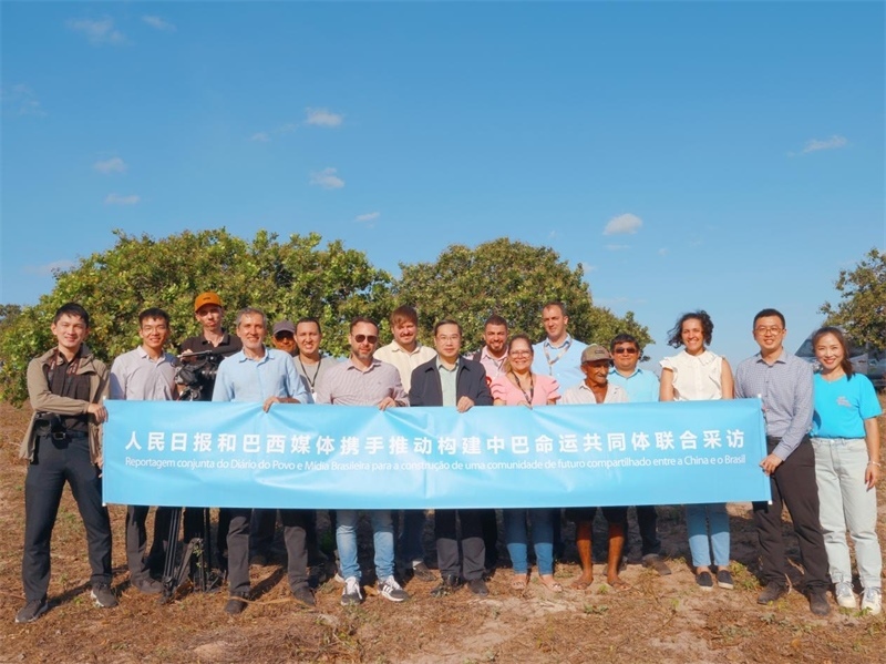 當(dāng)?shù)貢r間10月24日至25日，人民日報社攜手巴西主流媒體在巴西東北部北里奧格蘭德州開展聯(lián)合采訪，拉開了以“攜手推動構(gòu)建中巴命運(yùn)共同體”為主題的人民日報和巴西媒體聯(lián)合采訪序幕。圖為參加聯(lián)合采訪的中巴兩國記者與受益于中國企業(yè)扶貧項(xiàng)目的若昂卡馬拉市民眾合影。 人民日報和巴西媒體聯(lián)合采訪團(tuán)供圖