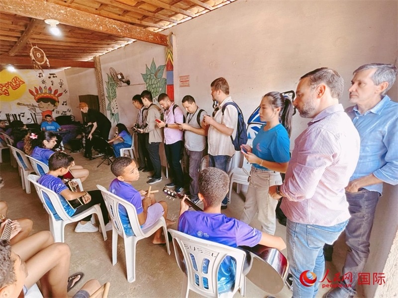  受益于中國企業(yè)的“青少年成長”項(xiàng)目，700多名當(dāng)?shù)厍嗌倌甑囊魳泛妥闱驂粝氩迳狭顺岚?。圖為聯(lián)合采訪團(tuán)正在采訪參加音樂培訓(xùn)的孩子們。 人民網(wǎng)記者 陳一鳴攝