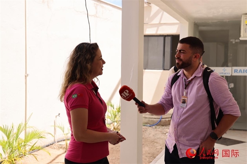 國網(wǎng)巴電文化中心負(fù)責(zé)人達(dá)尼埃拉·帕戈托接受參加聯(lián)合采訪團(tuán)的巴西記者采訪。 人民網(wǎng)記者 時元皓攝