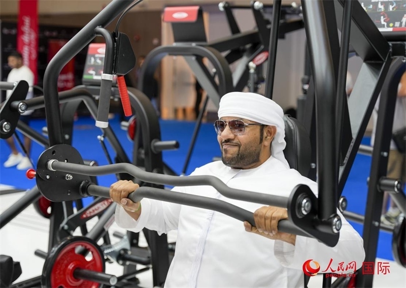 一名觀眾在體驗健身器材。人民網(wǎng)中東中心分社塔里克·易卜拉欣攝