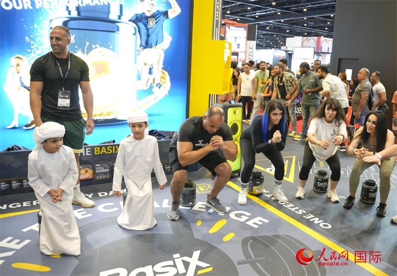 觀眾參加“蹲馬步”比賽。人民網(wǎng)中東中心分社塔里克·易卜拉欣攝